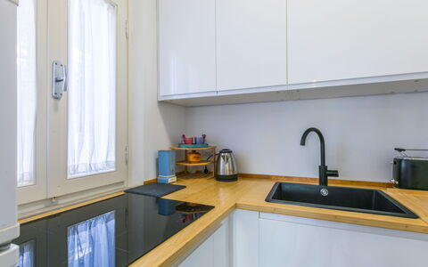 La Casetta: Elettrodomestico Da Cucina, Cucina, Controsoffitto, Apparecchio Major, Lavandino Della Cucina, Cabinetry, Pavimentazione, Interior Design, Legna, Elettrodomestico