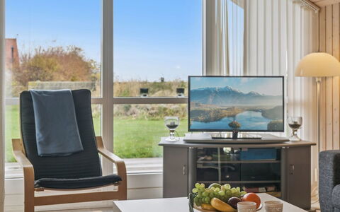 Terne - 90M from the Sea: Mobilia, Interior Design, Televisione, Dispositivo Elettronico, Set Televisivo, Soggiorno, Pavimentazione, Sedia, Tavolo