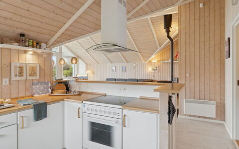Terne - 90M from the Sea: Cucina, Legna, Controsoffitto, Interior Design, Pavimentazione, Soffitto, Lampada, Elettrodomestico Da Cucina, Cabinetry, Mobilia
