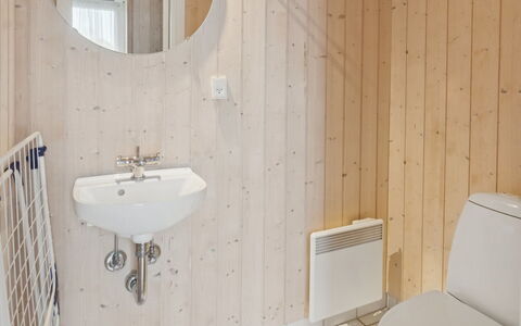 Terne - 90M from the Sea: Parete, Pavimentazione, Legna, Pavimento, Idraulico Fixture, Interior Design, Bagno, Lavandino Del Bagno, Lavello, Soffitto