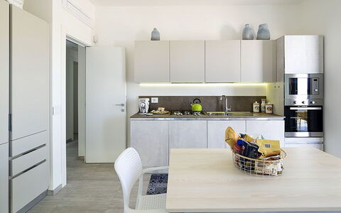 Timo: Mobilia, Cucina, Interior Design, Controsoffitto, Elettrodomestico Da Cucina, Pavimentazione, Cabinetry, Legna, Apparecchio Major, Pavimento