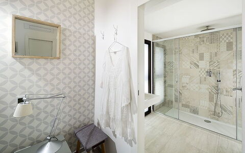Timo: Pavimentazione, Parete, Interior Design, Pavimento, Soffitto, Piastrella, Camera, Bagno, Lampada, Idraulico Fixture