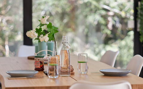 Antonina - 775M from the Sea: Mobilia, Tavola, Tavolo, Interior Design, Bicchieri, Cucina & Sala Da Pranzo Tavolo, Serveware, Sala Da Pranzo, Bicchiere, Pianta Della Casa