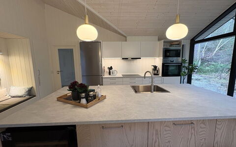 Antonina - 775M from the Sea: Controsoffitto, Pavimentazione, Cucina, Interior Design, Legna, Elettrodomestico Da Cucina, Mobilia, Cabinetry, Pavimento, Lavello