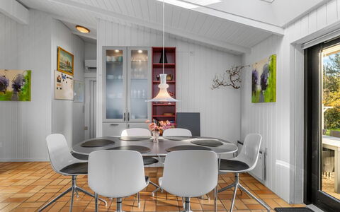 Sigbrit - 100M from the Sea: Mobilia, Interior Design, Pavimentazione, Pavimento, Legna, Soffitto, Sedia, Cucina & Sala Da Pranzo Tavolo, Sala Da Pranzo, Tavolo