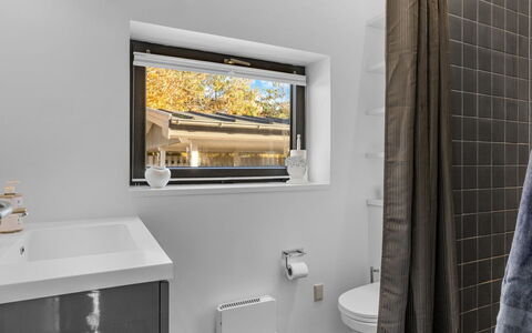 Sigbrit - 100M from the Sea: Idraulico Fixture, Interior Design, Bagno, Pavimentazione, Pavimento, Idraulico, Rubinetto, Materiale Composito, Soffitto, Lavello