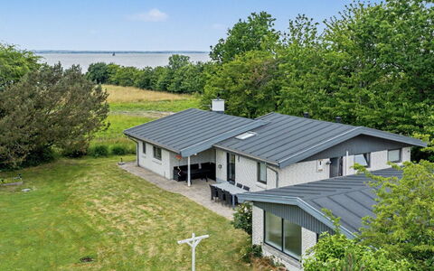 Sigbrit - 100M from the Sea: Tetto, Casa, Casa, Villetta, Raccordo, Estate, Driveway, Edifici Giardino, Cortile, Capannone