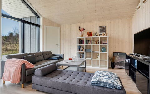 Jelisaveta: Zona Residenziale, Arbusto, Casa, Casa, Giardino, Estate, Shade, Landscaping, Prato