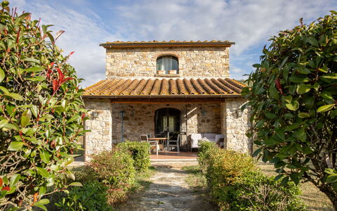 La Casina Honeymoon Cottage, Badia Agnano: Tetto, Casa, Arbusto, Lotto, Villetta, Area Rurale, Agriturismo, Estate, Giardino