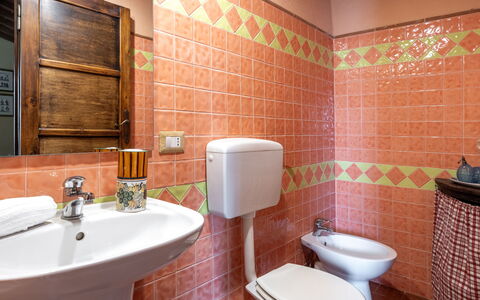 La Casina Honeymoon Cottage, Badia Agnano: Pavimentazione, Idraulico Fixture, Interior Design, Pavimento, Bagno, Lavello, Rubinetto, Idraulico, Lavandino Del Bagno, Piastrella