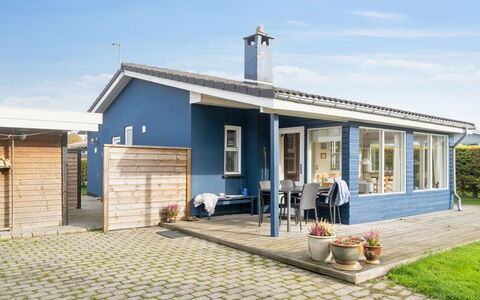Elle - 175M from the Sea: Finestra, Casa, Casa, Porta, Villetta, Tetto, Raccordo, Lotto, Portico, Estate