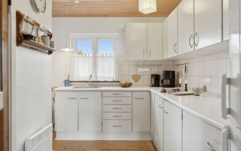 Elle - 175M from the Sea: Cucina, Elettrodomestico Da Cucina, Controsoffitto, Pavimentazione, Cabinetry, Legna, Apparecchio Major, Interior Design, Soffitto, Pavimento