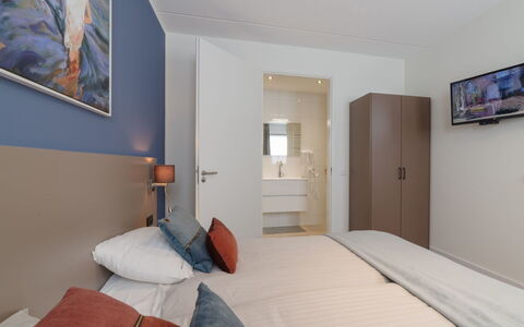 Ganuenta: Interior Design, Pavimento, Pavimentazione, Mobilia, Camera, Soffitto, Camera Da Letto, Letto, Lenzuolo, Cornice