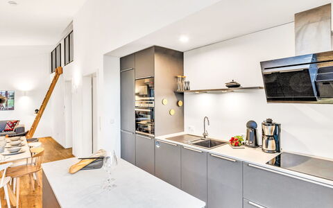 Freier Feldblick mit Hottub: Cucina, Controsoffitto, Elettrodomestico Da Cucina, Interior Design, Pavimentazione, Apparecchio Major, Cabinetry, Mobilia, Pavimento, Elettrodomestico