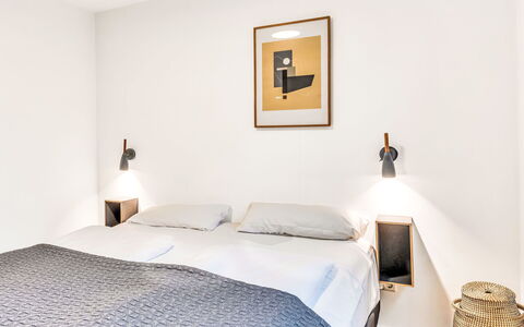 Freier Feldblick mit Hottub: Interior Design, Letto, Camera Da Letto, Parete, Mobilia, Pavimento, Pavimentazione, Legna, Lenzuolo, Bedding