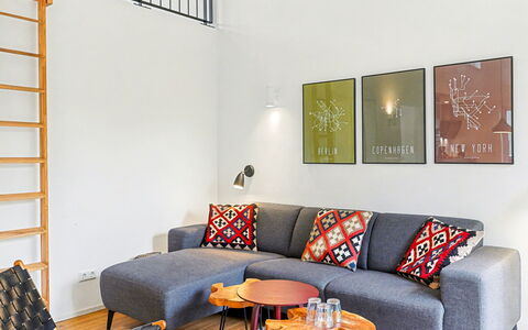 Freiraum: Mobilia, Interior Design, Pavimentazione, Parete, Divano, Pavimento, Soggiorno, Legna, Camera, Casa