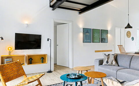 Paradiso: Mobilia, Interior Design, Parete, Pavimentazione, Legna, Pavimento, Divano, Soggiorno, Soffitto, Tavolo