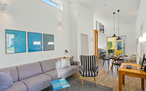 Goldfisch: Mobilia, Interior Design, Pavimentazione, Divano, Pavimento, Parete, Soggiorno, Tavolo, Soffitto, Legna