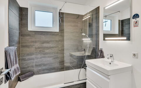 Goldfisch: Idraulico Fixture, Pavimentazione, Bagno, Pavimento, Interior Design, Rubinetto, Idraulico, Vasca Da Bagno, Lavello, Mobiletto Del Bagno