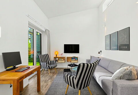 Goldfisch: Mobilia, Interior Design, Pavimentazione, Divano, Pavimento, Soggiorno, Legna, Soffitto, Tavolo, Camera