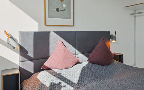Lille Klit (325): Mobilia, Camera Da Letto, Interior Design, Letto, Pavimentazione, Lenzuolo, Pavimento, Bedding, Biancheria, Illuminazione