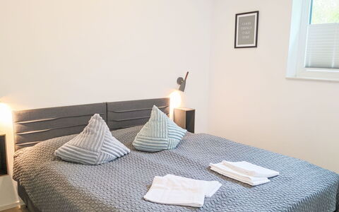 Strandnah 131 (Seenähe): Letto, Mobilia, Camera Da Letto, Bedding, Pavimento, Interior Design, Lenzuolo, Pavimentazione, Legna, Biancheria