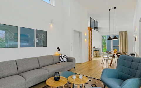 Strandnah 131: Mobilia, Interior Design, Pavimentazione, Divano, Pavimento, Parete, Soggiorno, Legna, Soffitto, Camera