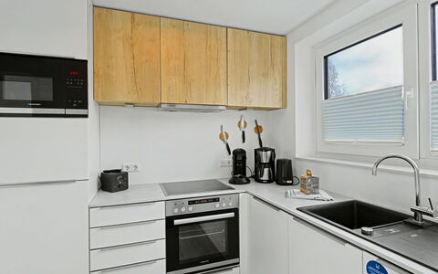 Strandnah 131 (Seenähe): Cucina, Elettrodomestico Da Cucina, Controsoffitto, Cabinetry, Apparecchio Major, Legna, Pavimentazione, Interior Design, Elettrodomestico, Lavandino Della Cucina