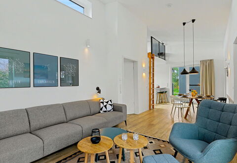Strandnah 131: Mobilia, Interior Design, Pavimentazione, Divano, Pavimento, Parete, Soggiorno, Legna, Soffitto, Camera