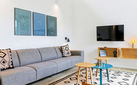 Favola: Mobilia, Interior Design, Pavimentazione, Parete, Divano, Soggiorno, Pavimento, Legna, Tavolo, Camera