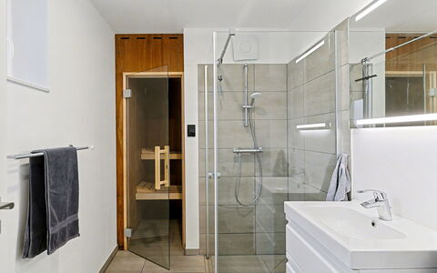 Favola: Pavimentazione, Pavimento, Interior Design, Legna, Idraulico Fixture, Soffitto, Illuminazione, Camera, Bagno, Idraulico