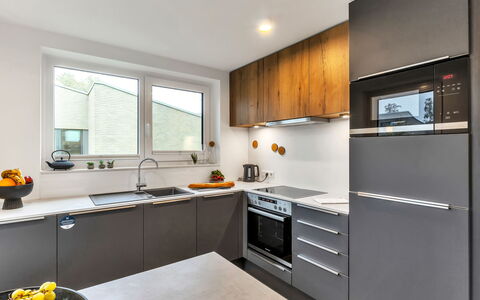 Dünenblick 165 (Seenähe): Elettrodomestico Da Cucina, Cucina, Controsoffitto, Cabinetry, Apparecchio Major, Elettrodomestico, Interior Design, Mobilia, Legna, Pavimentazione