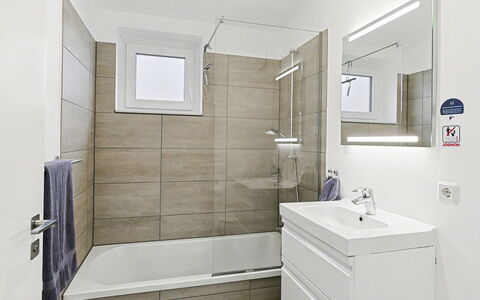 Sonnenwiese: Pavimentazione, Bagno, Pavimento, Idraulico Fixture, Interior Design, Idraulico, Vasca Da Bagno, Gabinetto, Mobiletto Del Bagno, Rubinetto