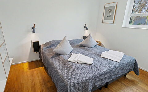 Haus Espelage (292) am Kleinen Teich: Letto, Mobilia, Camera Da Letto, Interior Design, Pavimento, Pavimentazione, Parete, Bedding, Lenzuolo, Legna