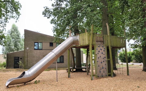 Seeperle: Campo Da Giuoco, Spazio Pubblico, Scivolo, Attrezzatura Giochi All'Aperto, Parco, Shade, Giardino, Prato, Terreno Di Gioco, Cortile