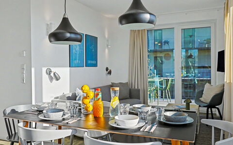 Seeflair: Mobilia, Interior Design, Sedia, Tavolo, Lampada, Soffitto, Pavimentazione, Cucina & Sala Da Pranzo Tavolo, Sala Da Pranzo, Illuminazione