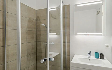 Seezauber: Idraulico Fixture, Bagno, Pavimentazione, Interior Design, Pavimento, Idraulico, Lavello, Gabinetto, Soffitto, Specchio