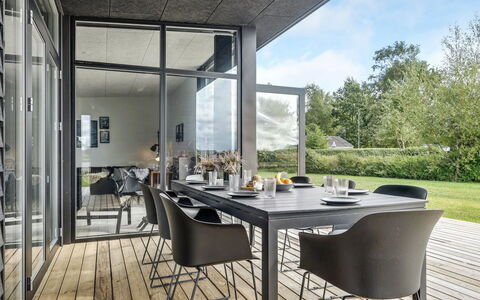 Emelina - 300M from the Sea: Appartamento, Shade, Balcone, Sedia, Recinzione, Mobili Da Esterno, Alluminio, Erba Sintetica