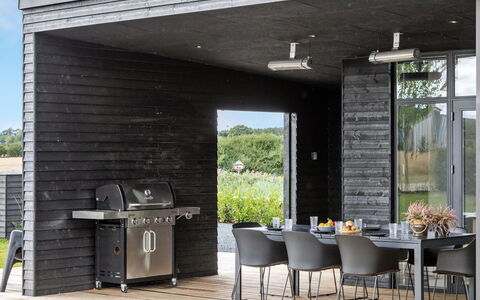Emelina - 300M from the Sea: Appartamento, Shade, Balcone, Sedia, Recinzione, Mobili Da Esterno, Alluminio, Erba Sintetica
