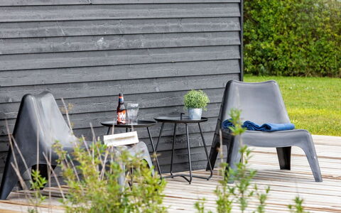 Emelina - 300M from the Sea: Appartamento, Shade, Balcone, Sedia, Recinzione, Mobili Da Esterno, Alluminio, Erba Sintetica