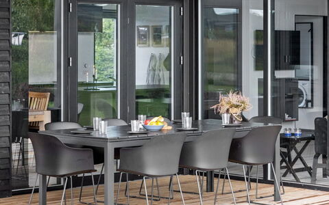 Emelina - 300M from the Sea: Appartamento, Shade, Balcone, Sedia, Recinzione, Mobili Da Esterno, Alluminio, Erba Sintetica