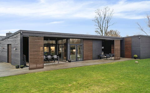 Emelina - 300M from the Sea: Appartamento, Shade, Balcone, Sedia, Recinzione, Mobili Da Esterno, Alluminio, Erba Sintetica