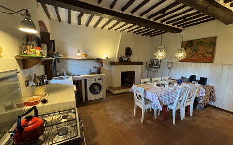 Allo Scoiattolo: Mobilia, Pavimentazione, Interior Design, Legna, Soffitto, Cucina, Tavolo, Camera, Pavimento, Illuminazione