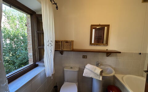 Allo Scoiattolo: Parete, Pavimentazione, Pavimento, Interior Design, Idraulico Fixture, Lavandino Del Bagno, Idraulico, Camera, Bagno, Rubinetto