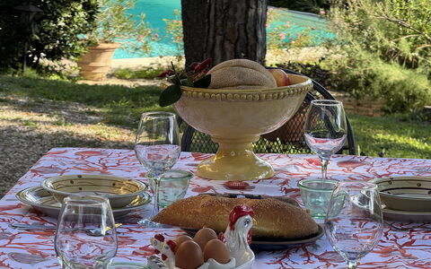Allo Scoiattolo: Tavola, Serveware, Tovaglia, Tavolo, Cibo, Bicchieri, Frutta, Dishware, Biancheria, Mobilia
