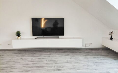 Sonnenschein: Pavimentazione, Pavimento, Legna, Pavimento In Legno, Pavimento Laminato, Latifoglie, Plank, Soggiorno, Set Televisivo, Televisione