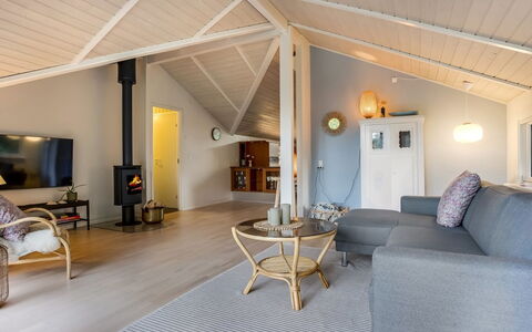 Lirim - 400M from the Sea: Interior Design, Pavimentazione, Legna, Soffitto, Mobilia, Pavimento, Soggiorno, Divano, Pavimento In Legno, Illuminazione