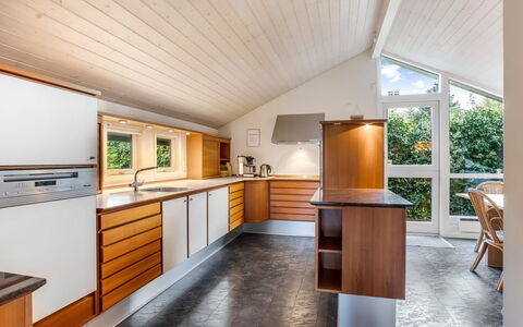 Lirim - 400M from the Sea: Interior Design, Pavimentazione, Legna, Soffitto, Cucina, Pavimento, Controsoffitto, Cabinetry, Mobilia, Casa