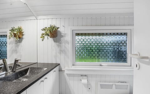 Lirim - 400M from the Sea: Parete, Interior Design, Idraulico Fixture, Soffitto, Idraulico, Rubinetto, Lavello, Bagno, Bicchiere