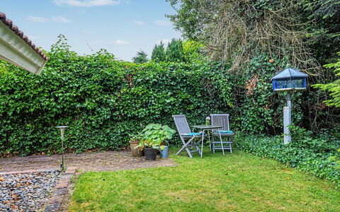 Lirim - 400M from the Sea: Verde, Arbusto, Giardino, Groundcover, Hedge, Shade, Backyard, Landscaping, Prato, Cortile